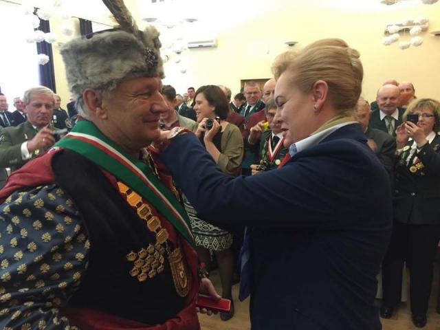 fot. Marzena Wodzińska dekoruje Jana Klauzę / SBK Pleszew