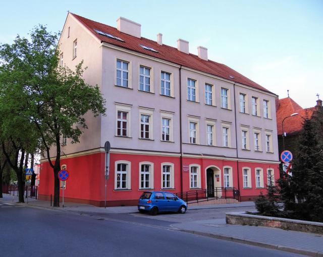 na fot.: SP nr 4 w Ostrowie