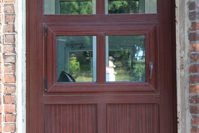 Chłopczyk w oknie życia