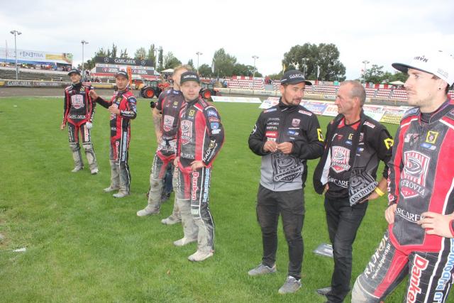 na fot: Żużel znalazł się na ostrym wirażu. Działacze próbują znaleźć wyjście z dramatycznie trudnej sytuacji.