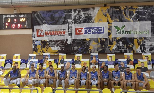 na fot.: Drużyna Arged BMSlam Stali Ostrów ze swoimi wirtualnymi kibicami.