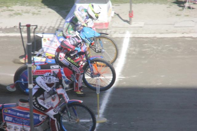 na fot.: Start do jednego z wyścigów wtorkowych zawodów w Ostrowie.