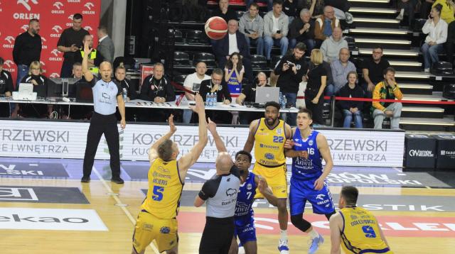 Anwil kusił gracza Stali