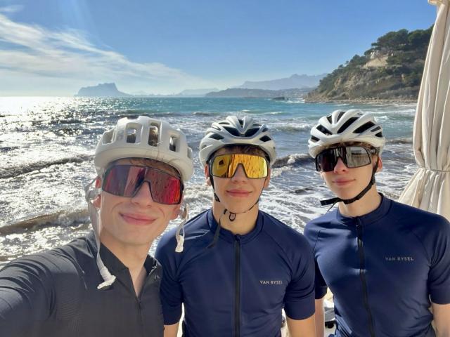 Żużlowcy na rowerach w Hiszpanii