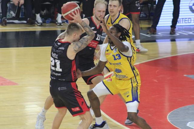 Obroną wygrali mecz