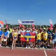 na fot.: Ekipa z Ostrowa Wielkopolskiego podczas ceremonii otwarcia Finału Krajowego Czwartków Lekkoatletycznych / fot. FB KS Stal LA