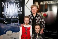 na fot. od lewej: Agata Gawrońska / laureatka konkursu; Wiesława Lipińska / akompaniatorka skrzypaczek; Helena Popiel