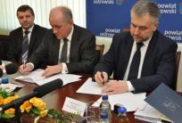 od lewej: T. Ławniczak, wicestarosta ostrowski, P. Rajski, starosta, M.Woźniak, marszałek województwa wielkopolskiego
