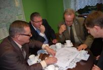 Rozmowy o zamianie gruntów: Michał Karalus, Krzysztof Grabowski, Żelisław Bartczak, Janusz Ruda.