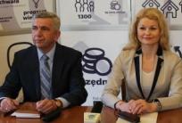 od lewej Marzena Wojterska - p.o. dyrektora MZBM, Tomasz Rogoziński - naczelnik Wydziału Spraw Społecznych i Mieszkaniowych w UM, Karolina Pawliczak - wiceprezydent Kalisza, Tomasz Grudnicki - przewodniczący Komisji Mieszkaniowej