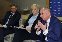 na fot. od lewej: Mariusz Witczak, Małgorzata Pępek, Sławomir Neumann