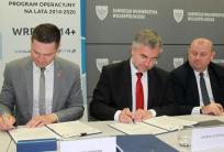na fot. pośrodku: Marek Woźniak / marszałek województwa wielkopolskiego