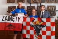 na fot. od lewej: Dominik i Basia / alpiniści z Mycielina, Jan Kłysz / wicestarosta kaliski