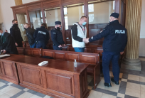 na fot. oskarżeni Bartłomiej J. i Łukasz O. przed opuszczeniem sali rozpraw w asyście funkcjonariuszy policji