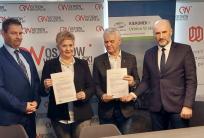 fot. Umowę w imieniu miasta podpisali: Beata Klimek – Prezydent Ostrowa Wielkopolskiego, Marek Karolczak – Prezes Centrum Rozwoju Komunalnego S.A. i Janusz Marczak – Prezes Miejskiego Zakładu Komunalnego S.A