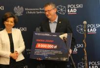 na fot. Marlena Maląg / Minister Rodziny i Polityki Społecznej oraz Tomasz Chudy / Burmistrz Zdun (fot. UM Zduny)