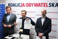 na fot. od lewej: Dariusz Grodziński / kaliski radny miejski Koalicji Obywatelskiej; Mariusz Witczak / kaliski poseł Koalicji Obywatelskiej; Sławomir Chrzanowski / przewodniczący klubu radnych Koalicji Obywatelskiej w Kaliszu
