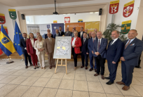 na fot.: uczestnicy uroczystości podpisania umowy