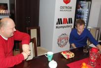Mirosław Wodniczak (z lewej) i Rune Holta w siedzibie ŻKS Ostrovia