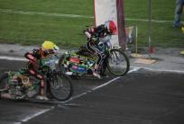 na fot. Start do wyścigu. Łukasz Sówka (kask czerwony) i Roland Benko (kask żółty)