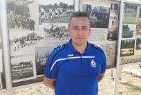 na fot.: Cezary Boros na tle wystawy historycznej na 100-lecie Pogoni.