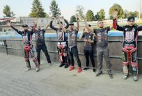 na fot.: Podziękowanie drużyny za doping kibicom.