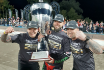 na fot.: Nicolai Klindt (w środku) wraz ze swoim teamem zostaje w Ostrowie na kolejny rok