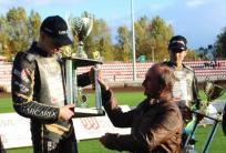 na fot: Jakub Krawczyk odbiera gratulacje od prezesa, Waldemara Górskiego