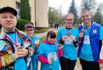 na fot. od lewej Damian Siewieja, Dominik Machowski, Malwina Świerek, Natalia Sobczak i Łukasz Moczyński, zawodnicy klubu Olimpiad Specjalnych ORW CER Tęcza w Wolicy / fot. Magdalena Kostecka / ORW CER Tęcza