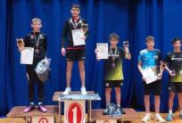 na fot.: Podium rywalizacji kadetów. Na trzecim miejscu Tymon Kokot, a na piątym Filip pioch / fot.: Materiały LKS Tajfun Ostrów