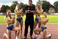 na fot: Trener Michał Walczak ze sztafetą 4x100 metrów U16 / FB KS Stal LA