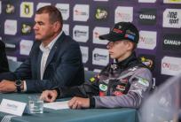 na fot.: ostrowianin, Leszek Demski – przedstawiciel Polskiego Związku Motorowego oraz Paweł Sitek – junior TŻ Ostrovia, który pojedzie z dziką kartą / FB Ostrów Wielkopolski Miasto z sercem