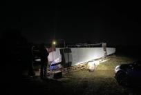 na fot.: W nocy z niedzieli na poniedziałek do godziny 2 trwało zwożenie szybowców, które lądowały w terenie / fot. Materiały Aeroklub Ostrowski