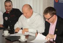 Mirosław Wodniczak i Piotr Szymański podpisują umowę
