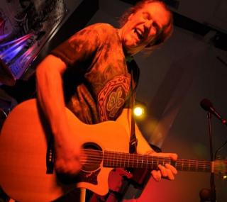 na fot.: ks. Arkadiusz Wieczorek / lider zespołu Wielebny Blues Band