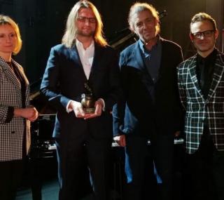 na fot.: Nagrodę Grand Prix Komeda 2020 wręczają Leszkowi Możdżerowi Maria Szeląg - dyrektor OCK, Łukasz Maciejewski - dyrektor artystyczny festiwalu oraz Tomasz Lach - przewodniczący jury / fot. J. Grabarek