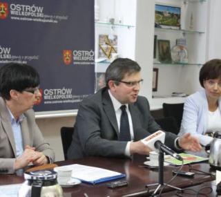 od lewej: Ewa Matecka, Jarosław Urbaniak, Marlena Maląg