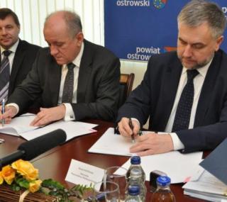 od lewej: T. Ławniczak, wicestarosta ostrowski, P. Rajski, starosta, M.Woźniak, marszałek województwa wielkopolskiego