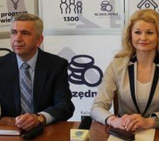 od lewej Marzena Wojterska - p.o. dyrektora MZBM, Tomasz Rogoziński - naczelnik Wydziału Spraw Społecznych i Mieszkaniowych w UM, Karolina Pawliczak - wiceprezydent Kalisza, Tomasz Grudnicki - przewodniczący Komisji Mieszkaniowej