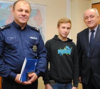 na fot. od lewej: Zbigniew Raczak / komendant ostrowskiej jednostki policji / Jakub Dominik / Paweł Rajski / starosta ostrowski