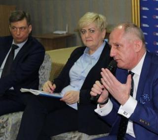 na fot. od lewej: Mariusz Witczak, Małgorzata Pępek, Sławomir Neumann