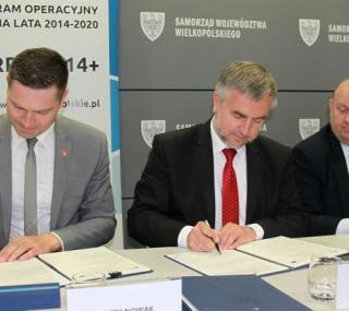 na fot. pośrodku: Marek Woźniak / marszałek województwa wielkopolskiego