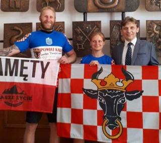 na fot. od lewej: Dominik i Basia / alpiniści z Mycielina, Jan Kłysz / wicestarosta kaliski