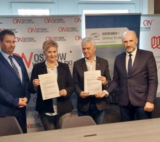 fot. Umowę w imieniu miasta podpisali: Beata Klimek – Prezydent Ostrowa Wielkopolskiego, Marek Karolczak – Prezes Centrum Rozwoju Komunalnego S.A. i Janusz Marczak – Prezes Miejskiego Zakładu Komunalnego S.A