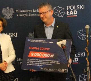 na fot. Marlena Maląg / Minister Rodziny i Polityki Społecznej oraz Tomasz Chudy / Burmistrz Zdun (fot. UM Zduny)