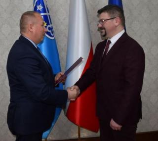 na fot. od lewej: Franciszek Marszałek / burmistrz Krotoszyna, Darian Paszek / nowy II wiceburmistrz Krotoszyna