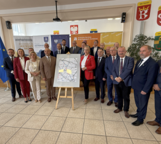 na fot.: uczestnicy uroczystości podpisania umowy
