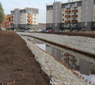 na fot.: Zagospodarowany fragment Strugi Ostrowskiej / UM Ostrów
