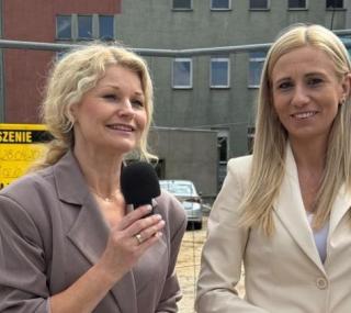 na fot.: posłanka Karolina Pawliczak i szefowa rozbudowywanego OCZ dr n.med. Agnieszka Kubot - Krawczyk