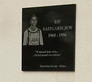 na fot.: Tablica pamiątkowa Rifa Saitgariejewa ufundowana przez kibiców.